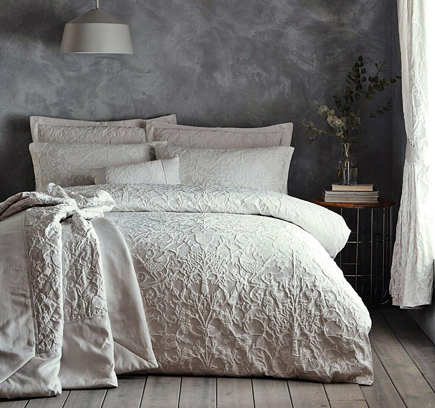 https://hutch.pk/cdn/shop/articles/Luxury-Bedding-Sets-Pakistan_04c3a46a-6c29-4b71-ae2a-fe906ef36989.jpg?v=1741551907